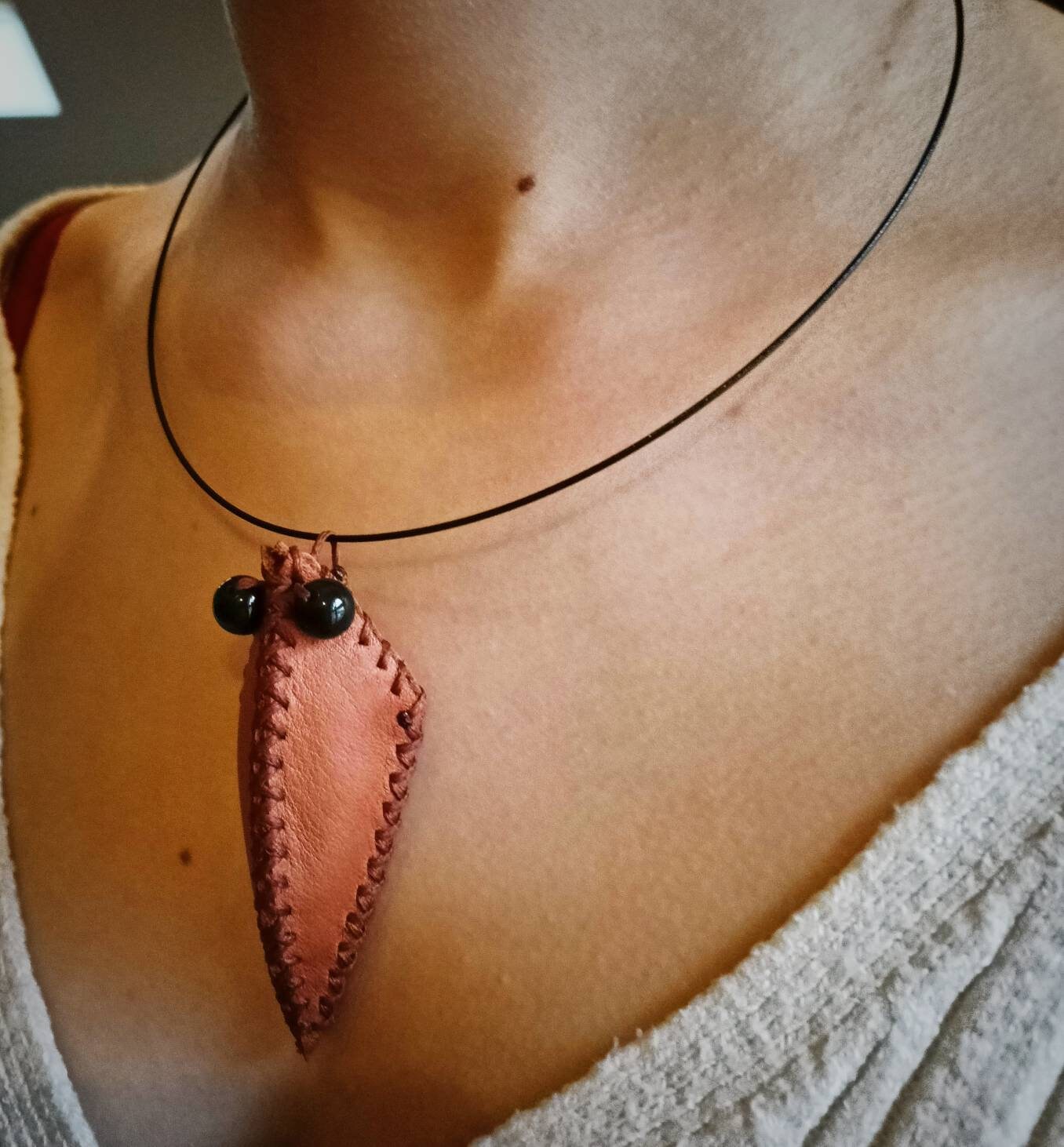 Pendentif en Cuir et Obsidienne Oeil Céleste Esprit de L'aigle