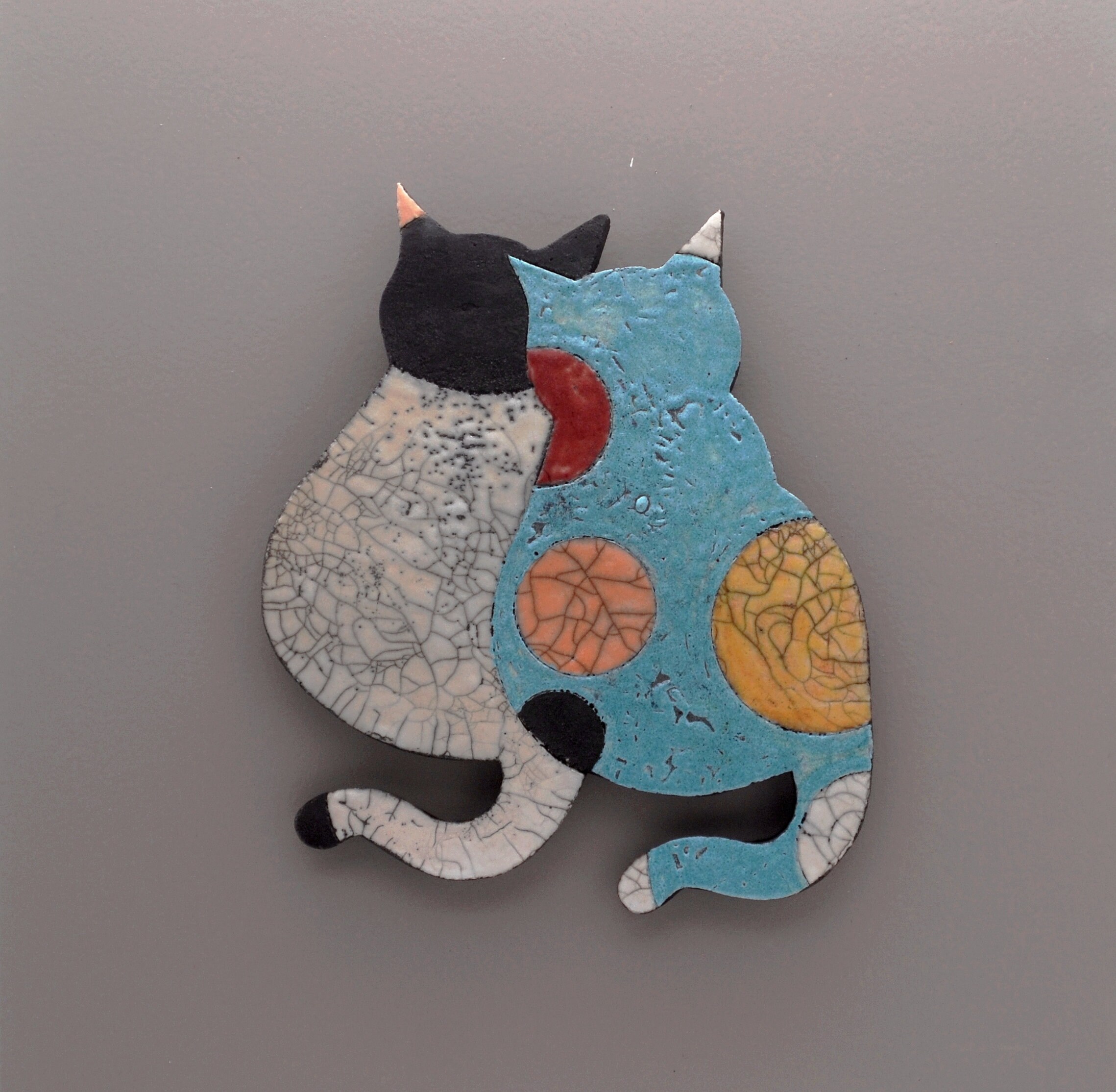 Nico et Minette, Plaque Murale de Deux Chats en Poterie Raku, Turquoise, Blanc, Jaune, Corail, Noir,