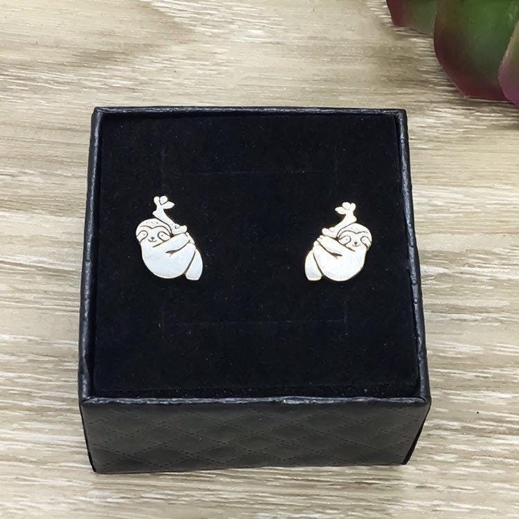 Pendientes de perezoso, pequeños pendientes de botón de plata esterlina, joyas para amantes de los animales, pendientes lindos, joyas únicas, regalo para hija, regalo para hermana