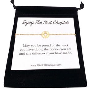 Bracelet boussole, carte Enjoy The Next Chapter, Bracelet chaîne boussole délicat, cadeau de remise des diplômes pour elle, cadeau promotionnel, cadeau d'adieu