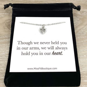 Cadeau de fausse couche, petit collier coeur avec empreintes de pas, cadeau pensez à vous, souvenir de fausse couche, cadeau pour une mère en deuil, carte bien pensée