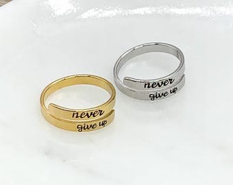 Anillo envolvente Never Give Up, joyería motivacional, regalo inspirador, joyería inspiradora, anillo midi, anillo llamativo, regalo para un amigo, amor propio