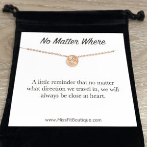 Puede incluir: Un collar con un compás de oro rosa y una tarjeta que dice "No Matter Where" y "A little reminder that no matter what direction we travel in, we will always be close at heart." La tarjeta también incluye el sitio web www.MissFitBoutique.com.