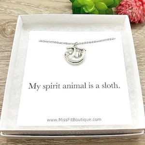 Animal spirituel, collier suspendu paresseux, pendentif paresseux en argent délicat, bijoux pour amoureux des animaux, joli collier, cadeau inspirant, carte personnalisée