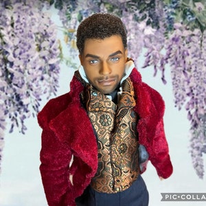 以下が含まれることがあります： 赤いベルベットのジャケットに、金色と茶色の模様のベストを着た男性。ジャケットはフリル襟で、ベストはブロケードのデザインです。