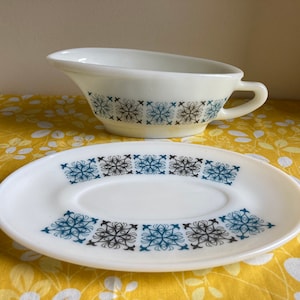 Vintage 1960s JAJ ‘Chelsea’ Pyrex Half Pint Gravy Boat and Stand, English
