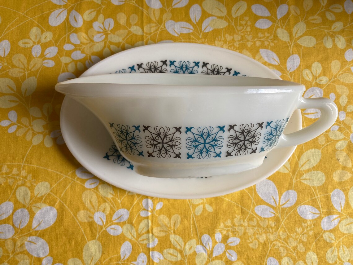Vintage 1960s JAJ ‘chelsea’ Pyrex Half Pint Gravy Boat and Stand ...