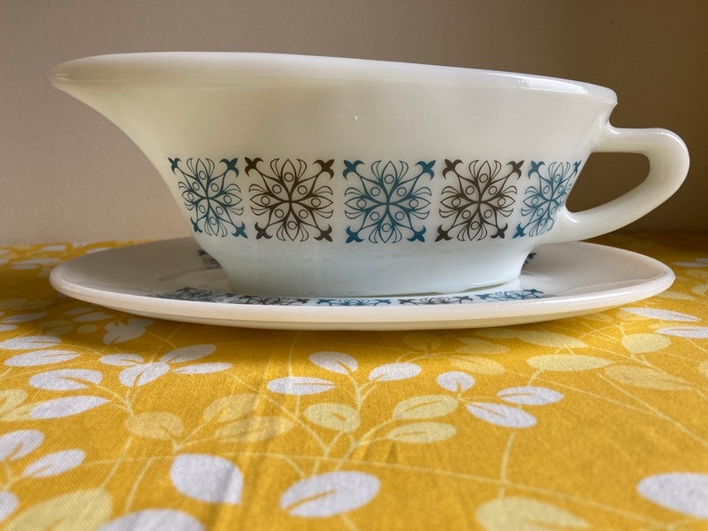 Vintage 1960s JAJ ‘chelsea’ Pyrex Half Pint Gravy Boat and Stand ...