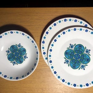 Teller und Schale aus den 1960er Jahren nach dem Design von Jessica Tait