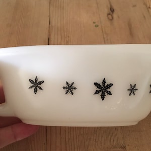 JAJ Pyrex vintage gaiety płatek śniegu mleczny szklany sosjerka