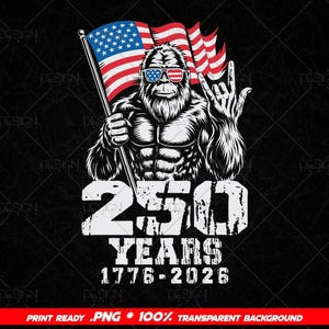 Könnte beinhalten: Schwarz-weiße Grafik eines muskulösen Bigfoot mit Sonnenbrille im Design der amerikanischen Flagge, der eine Flagge hält und eine Rock-Geste macht. Der Text lautet "250 YEARS 1776-2026".