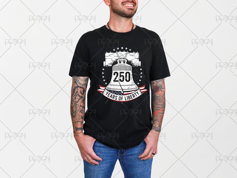 Puede incluir: Camiseta negra con un gr&aacute;fico de la Campana de la Libertad, el n&uacute;mero 250 y el texto "YEARS OF LIBERTY". El dise&ntilde;o incluye una pancarta roja, blanca y azul y un c&iacute;rculo estrellado alrededor de la campana.