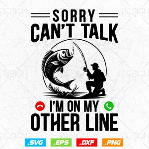 Puede incluir: Diseño gráfico en blanco y negro con un pescador sosteniendo una caña de pescar y un pez saltando fuera del agua. El texto dice "Lo siento, no puedo hablar, estoy en mi otra línea".