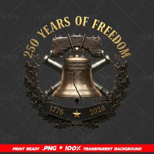 Puede incluir: Gráfico detallado con la Campana de la Libertad, cañones cruzados y una corona de laurel. El texto dice "250 YEARS OF FREEDOM" con los años 1776 y 2026. El diseño es en tonos dorados y bronce sobre fondo oscuro.