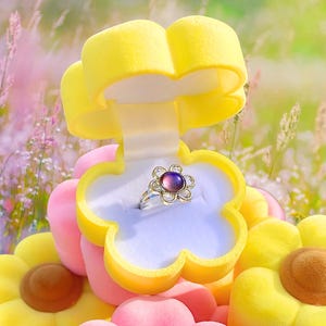 Adjustable Flower Mood Ring with Meaning Chart | Color Changing Jewelry | Daisy Shaped Gift Box