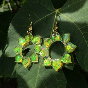 Sunflower 70s Earrings, Retro Flower Earrings, Vintage Daisy Earrings, Groovy 60s Mod Flower Power, Yellow Iridescent Psychedelic Earrings