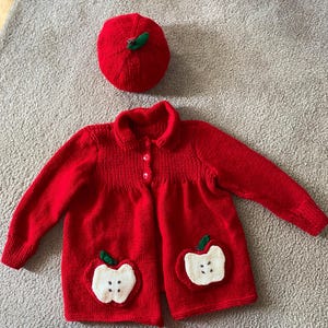 Cardigan Apple: Suéter de malha acrílica com bolsos aplicados