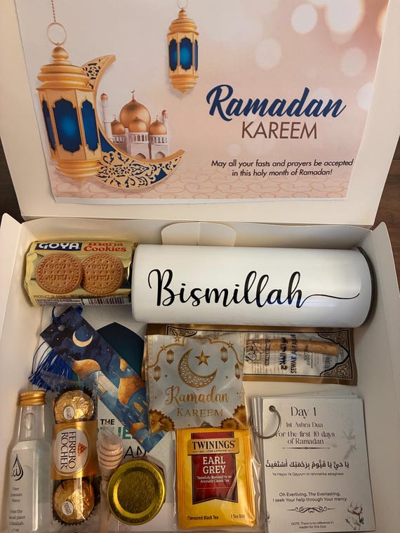 Luxury Ramadan Gift Box: Zamzam Water, Prayer Mat & Treats