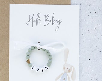 Geschenkset zur Geburt mit einem Perlenarmband in oliv für das Baby Babyarmband Newborn Shooting Accessoire personalisiertes Geburtsarmband