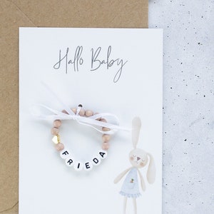 Geschenkset zur Geburt mit einem Holzperlenarmband in sandbraun Babyarmband Newborn Shooting Accessoire personalisiertes Geburtsarmband