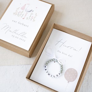 Geschenk-Set zur Geburt | Geschenkkarte in einer Box mit einem Perlenarmband | personalisierte Geburtsgeschenke | Babyarmband mit Name