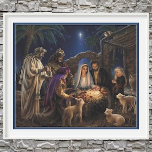 Puede incluir: Una escena de la Natividad con un bebé Jesús en un pesebre rodeado de María, José y otras figuras. La escena está ambientada en un establo con una estrella brillando por encima. También hay dos corderos blancos en primer plano.