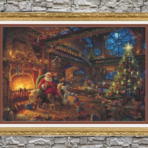Pode incluir: Uma impressão emoldurada com tema natalino, apresentando o Papai Noel em um quarto aconchegante com lareira e árvore de Natal. A impressão tem uma moldura dourada e retrata uma cena festiva com elfos e presentes.
