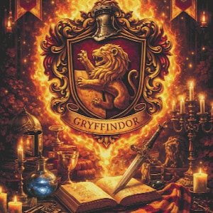 Puede incluir: Una ilustración digital que presenta el escudo de Gryffindor con un león, rodeado de llamas. Debajo del escudo, un libro abierto con una espada sobre sus páginas, una botella de poción azul, un candelabro y una bufanda a rayas rojas y doradas.