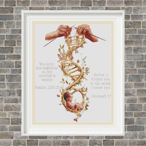 Könnte beinhalten: Gerahmter Kunstdruck mit einem DNA-Doppelhelix-Design, verziert mit floralen Akzenten und einer Baby-Illustration. Das Kunstwerk enthält Texte aus Psalm 139:13 und Jeremia 1:5, vor cremefarbenem Hintergrund, weiß gerahmt.