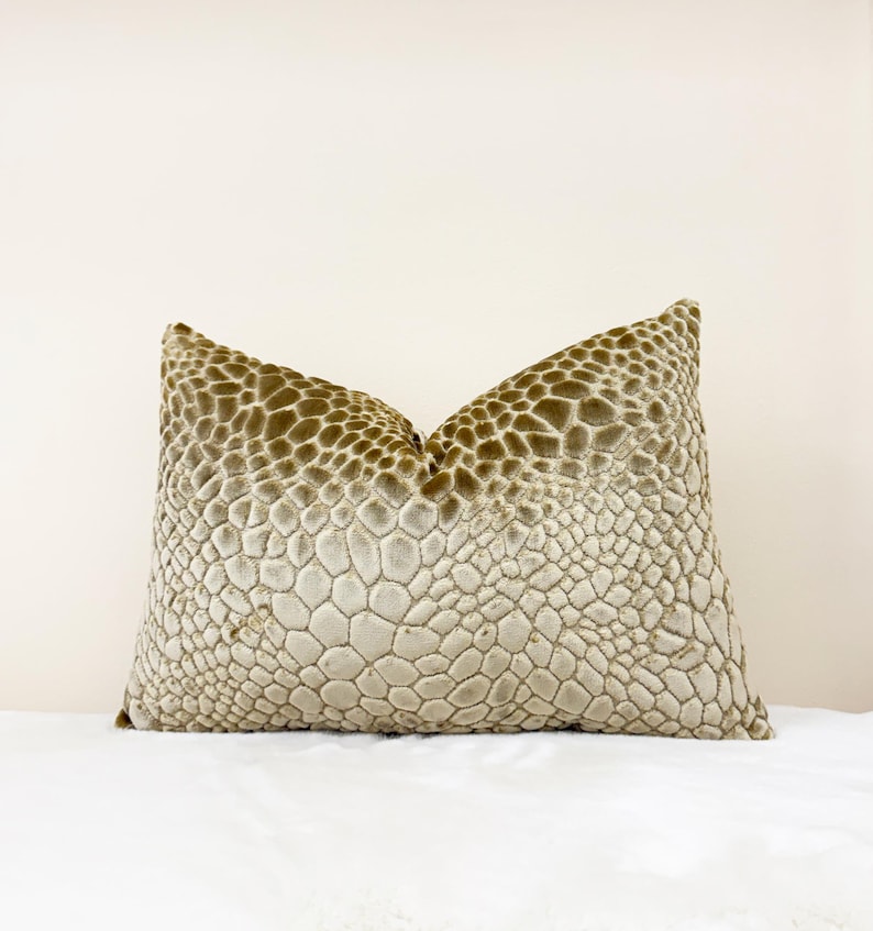 Caramel Croc Velvet Pillow Cover Beige Plush Animal Print Throw caramel-croc-velvet-pillow-cover-beige-plush-animal-print-throw