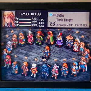 Op de afbeelding: Een ingelijst digitaal kunstprint van een videogamepersonage, Bobby, een Donkere Ridder, met een moedbeoordeling van 97 en een geloofbeoordeling van 03. Het personage wordt omringd door andere personages in een cirkelvormige formatie.