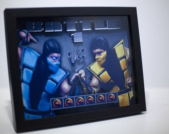 Könnte beinhalten: Ein gerahmtes Bild einer Videospiel-Kampfszene mit zwei Charakteren, einer in Blau und einer in Gelb, mit dem Text "BATTLE 1 VS" darüber. Das Bild hat einen schwarzen Rahmen und einen grauen Hintergrund.