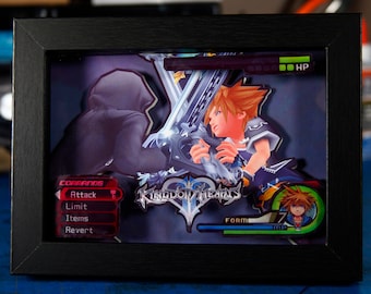 Könnte beinhalten: Ein gerahmtes 3D-Kunstwerk mit Charakteren aus dem Videospiel Kingdom Hearts. Das Kunstwerk zeigt Sora, Riku und ein Befehlsmenü mit Optionen wie Angriff, Limit, Gegenstände und Zurücksetzen. Das Kunstwerk ist vor einem dunkelblauen Hintergrund mit einem leuchtenden blau-weißen Effekt platziert.