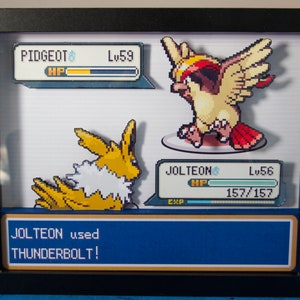 Puede incluir: Una escena de arte de píxeles enmarcada de la serie de videojuegos Pokémon. La escena muestra un Pokémon Jolteon usando el ataque Trueno en un Pokémon Pidgeot. El texto "Jolteon usó TRUENO!" se muestra en la pantalla.