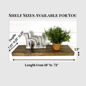 以下が含まれることがあります： 奥行き18.4cm、23.5cm、または28.6cm、長さ45.7cmから182.9cmのダークブラウンの木製棚。 棚には金属製の「hi」サインと小さな鉢植えの植物があります。 棚の厚さは3.8cmです。 画像のテキストは「SHELF SIZES AVAILABLE FOR YOU」と書かれています。
