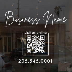 Peut inclure: Une vitrine de magasin blanche avec le texte "Business Name" écrit en cursive. Sous le texte se trouve un code QR noir et blanc avec le texte "visit us online" au-dessus. Sous le code QR se trouve le numéro de téléphone 205.545.0001.