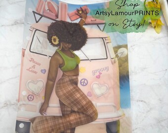 Puede incluir: Ilustración de una mujer con un top corto verde y pantalones a cuadros posando junto a una furgoneta rosa. La furgoneta tiene equipaje encima y las palabras "Peace & Love" y "groovy" son visibles. La imagen también incluye el texto "Shop ArtsyLamourPRINTS on Etsy!"