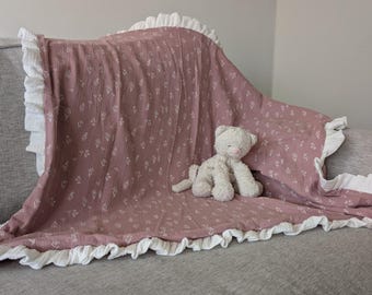 Manta de bebé de muselina hecha a mano, con borde de volantes y gasa suave.