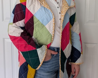 Abrigo acolchado de retazos hecho a mano, diseño para picnic de primavera.