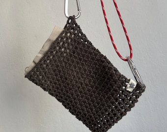 Bolsa portabolsillos con mosquetón de ganchillo