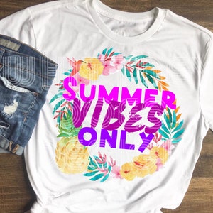 Peut inclure: T-shirt blanc avec un motif de couronne florale coloré et le texte "Summer Vibes Only" en rose et violet.
