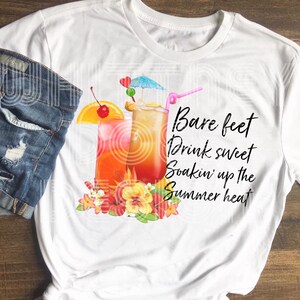 Peut inclure: T-shirt blanc avec un motif de boissons tropicales, de fruits et de fleurs. Le texte sur le t-shirt est "Bare feet Drink sweet Soakin' up the Summer heat".