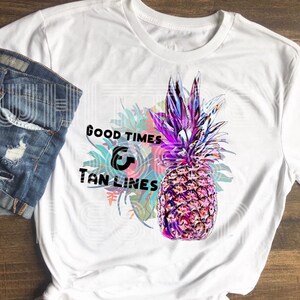 Peut inclure: T-shirt blanc avec un motif d'ananas et le texte "Good Times & Tan Lines".