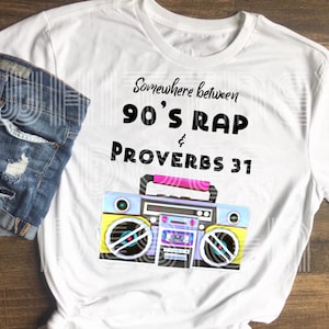 Puede incluir: Camiseta blanca con un gráfico de una radiocassette vintage y el texto "Somewhere between 90's Rap & Proverbs 31"