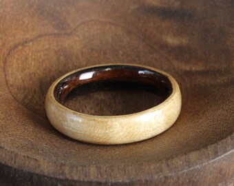 Madera de arce en el anillo de madera de ébano