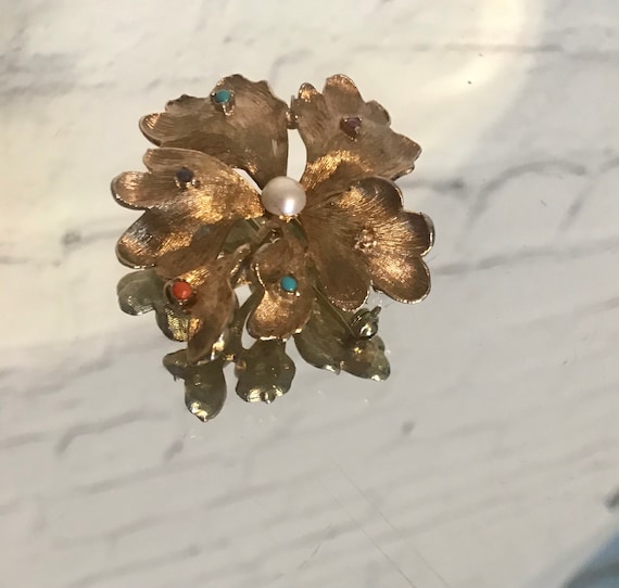 Vintage Capri gold tone flower brooch - image 1