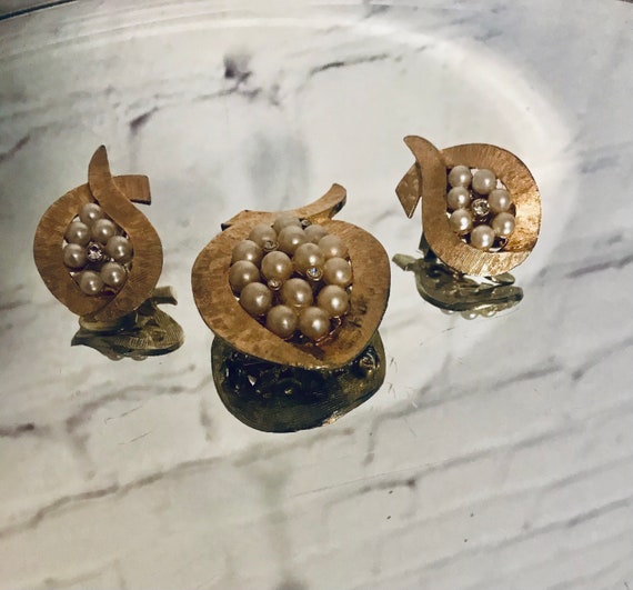 Vintage faux pearl cluster earrings and brooch set - image 1