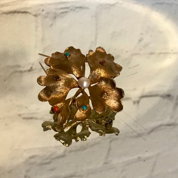 Vintage Capri gold tone flower brooch - image 4