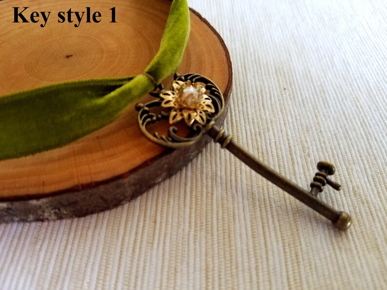 jewelry black velvet necklace,Mother day gift for her,BFF Flower Key chartreuse Velvet Choker Necklace LOVE