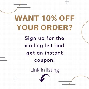 Puede incluir: Un fondo blanco con c&iacute;rculos y l&iacute;neas doradas. El texto "WANT 10% OFF YOUR ORDER?" est&aacute; en dorado. El texto "Sign up for the mailing list and get an instant coupon!" est&aacute; en azul oscuro. El texto "Link in listing" est&aacute; en azul oscuro con una flecha apuntando hacia abajo.